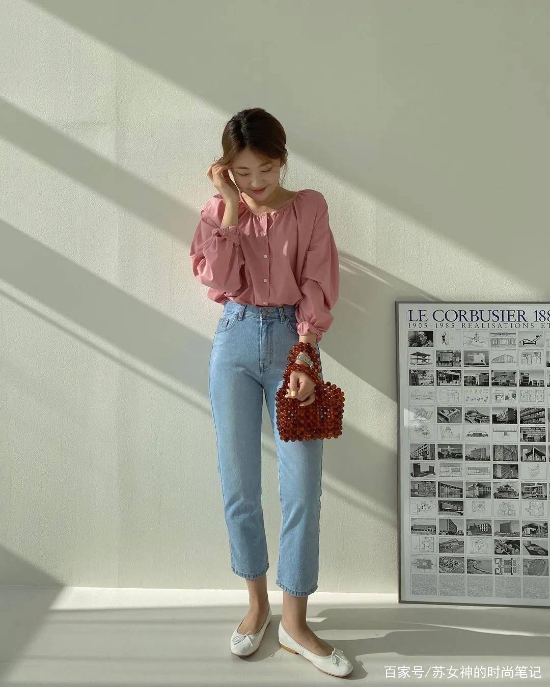 显高|“老爹鞋”已经凉凉了，今年流行这双鞋配牛仔裤，复古显高又时髦