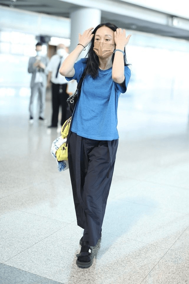 农活|周迅有钱任性，穿4万多的“香奈儿”干农活，戴顶草帽还挺接地气