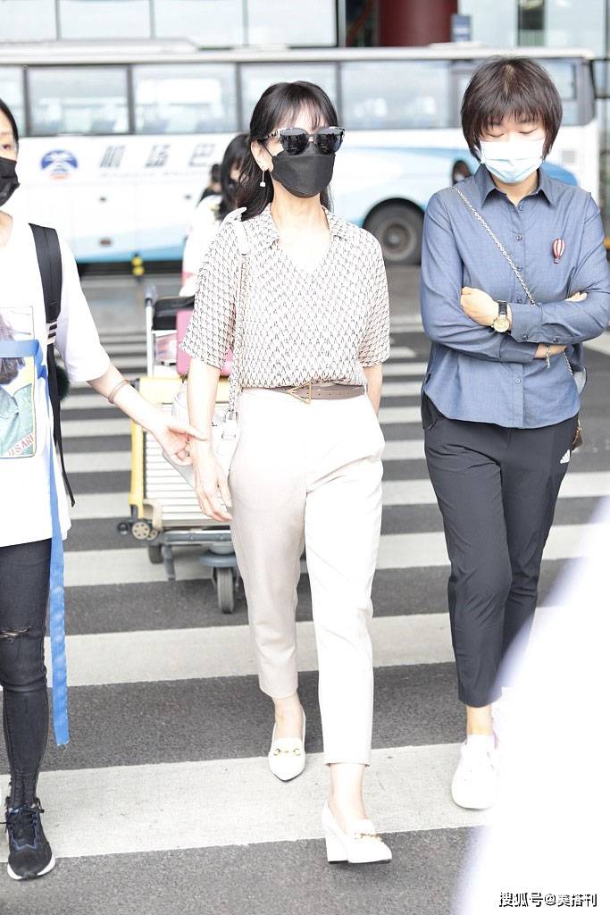 西裤|赵雅芝真会穿，印花短袖衬衫配素色西裤温柔减龄，67看着不到37