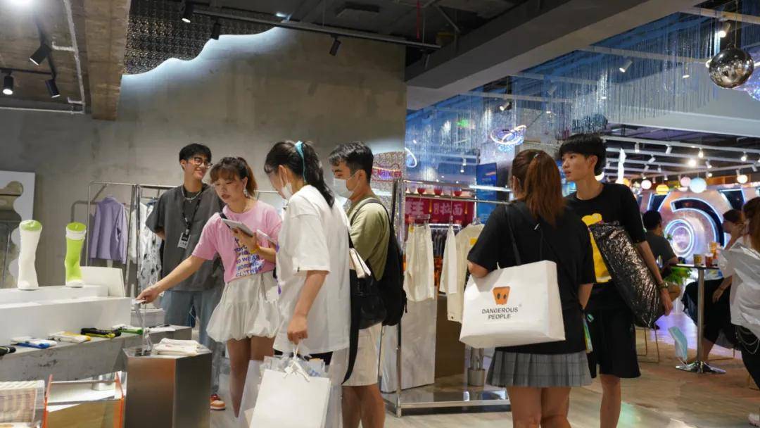 淮海|TX淮海再起潮流新风尚,手机天猫潮搭案上海首展,人潮汹涌!