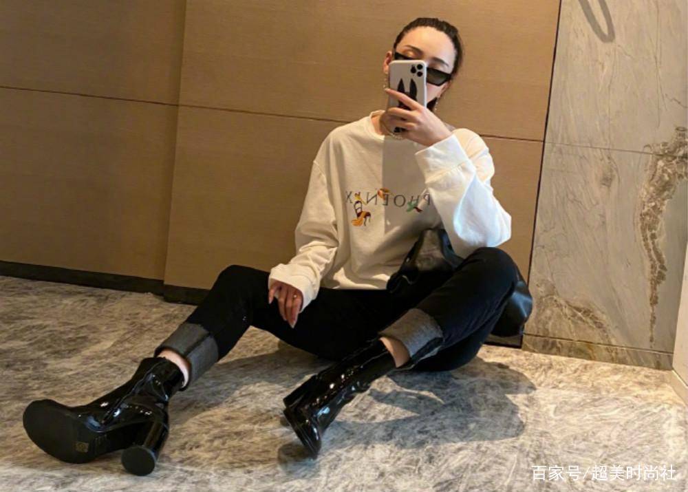 高晓松|高晓松前妻晒近照，仙女礼服配马尾美出新高，32岁不显年龄似少女
