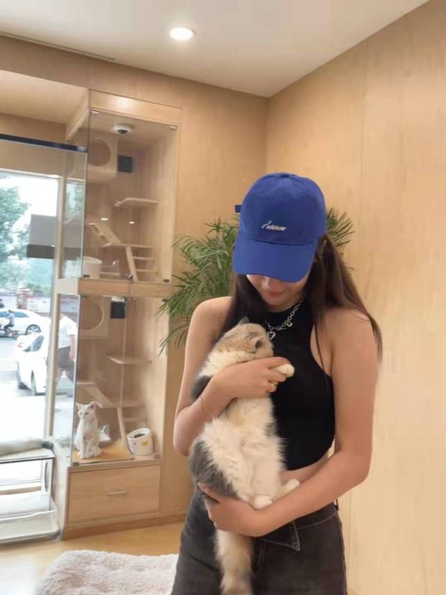 亮点|19岁都美竹颜值不输明星!穿碎花裙身材性感,硬刚吴亦凡超有勇气