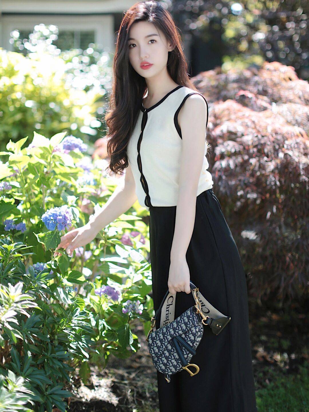 女神|夏季，如何穿出气质女神范，针织衫搭配半身裙简约高级，清爽干练