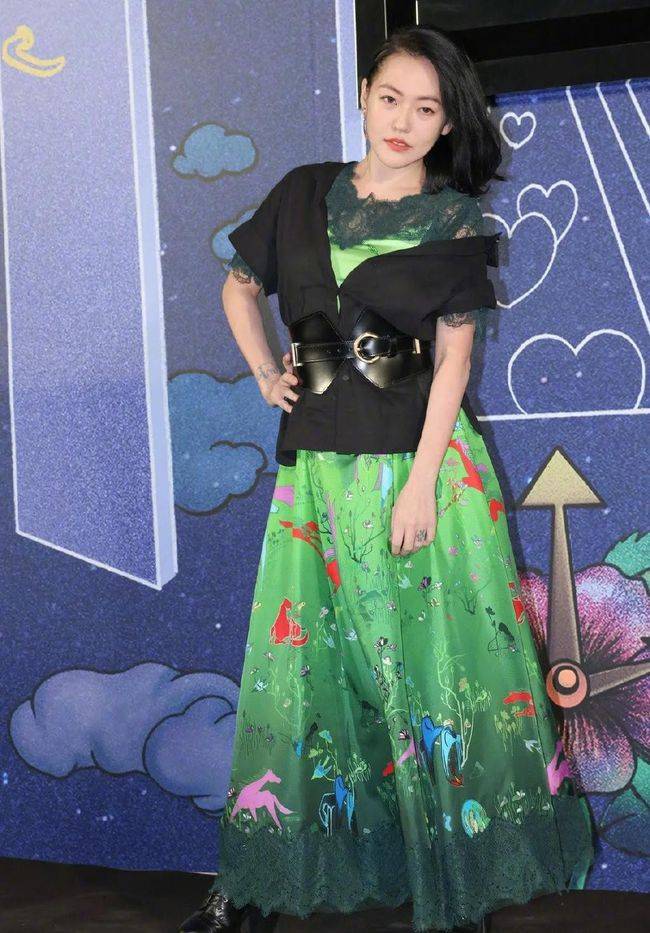 花色|小S和婆婆的穿着“调换”了？她穿绿色显高贵，婆婆穿粉色挺显嫩