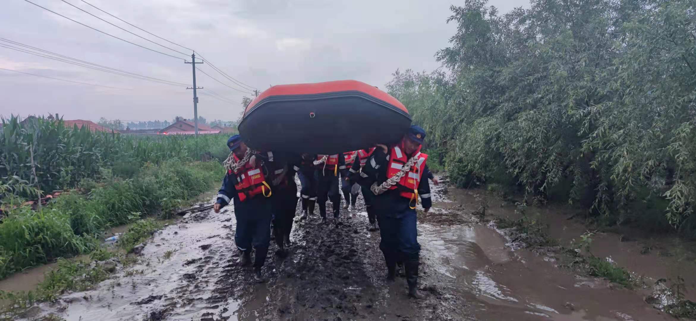 受强降雨影响,18日18时,嫩江市伊拉哈镇古城村被洪水围困,积水1
