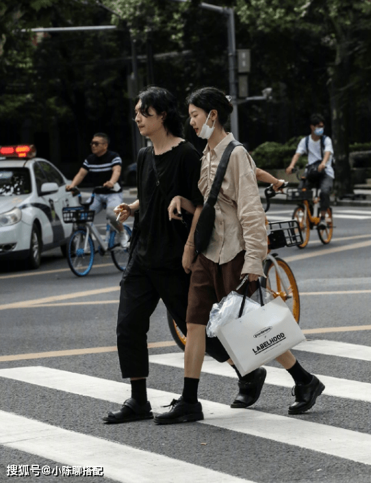 长袖|上海街拍火了！她们的“二八露肤法”值得学，简约随性大胆又独特