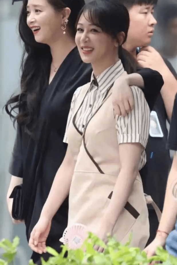 樊胜美|杨紫蒋欣同框，杨紫重现邱莹莹造型，梦回《欢乐颂》，太甜了