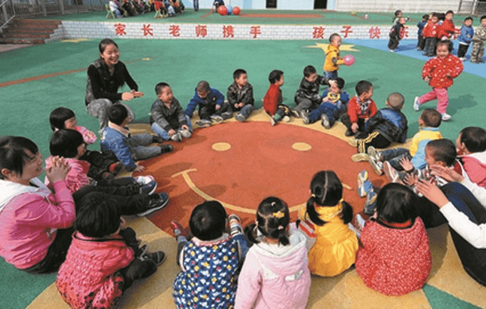 因为|幼儿园将推迟到六点放学，解决家长的大难题，但新问题更叫人苦恼