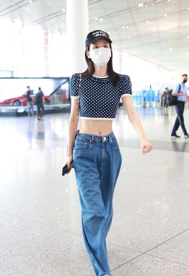 整体|乔欣腰细的有点不真实，“蚂蚁腰”穿超短上衣，牛仔裤松垮靠胯撑