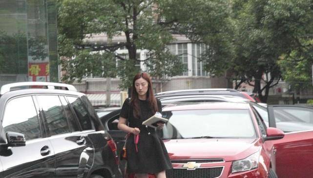 身材|王志文的小8岁妻子真随意，和老公出门穿个人字拖，挺接地气的