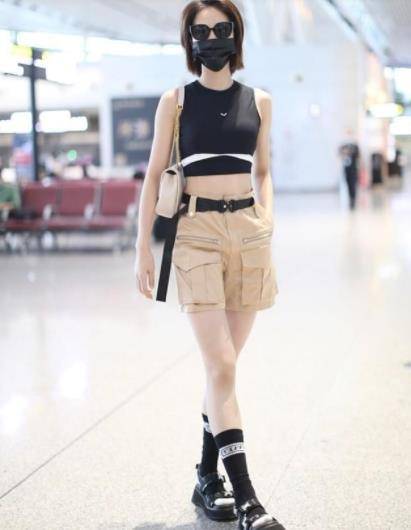 蓝盈莹简单小背心走机场,背带裤半系酷飒十足,对自己身材好自信