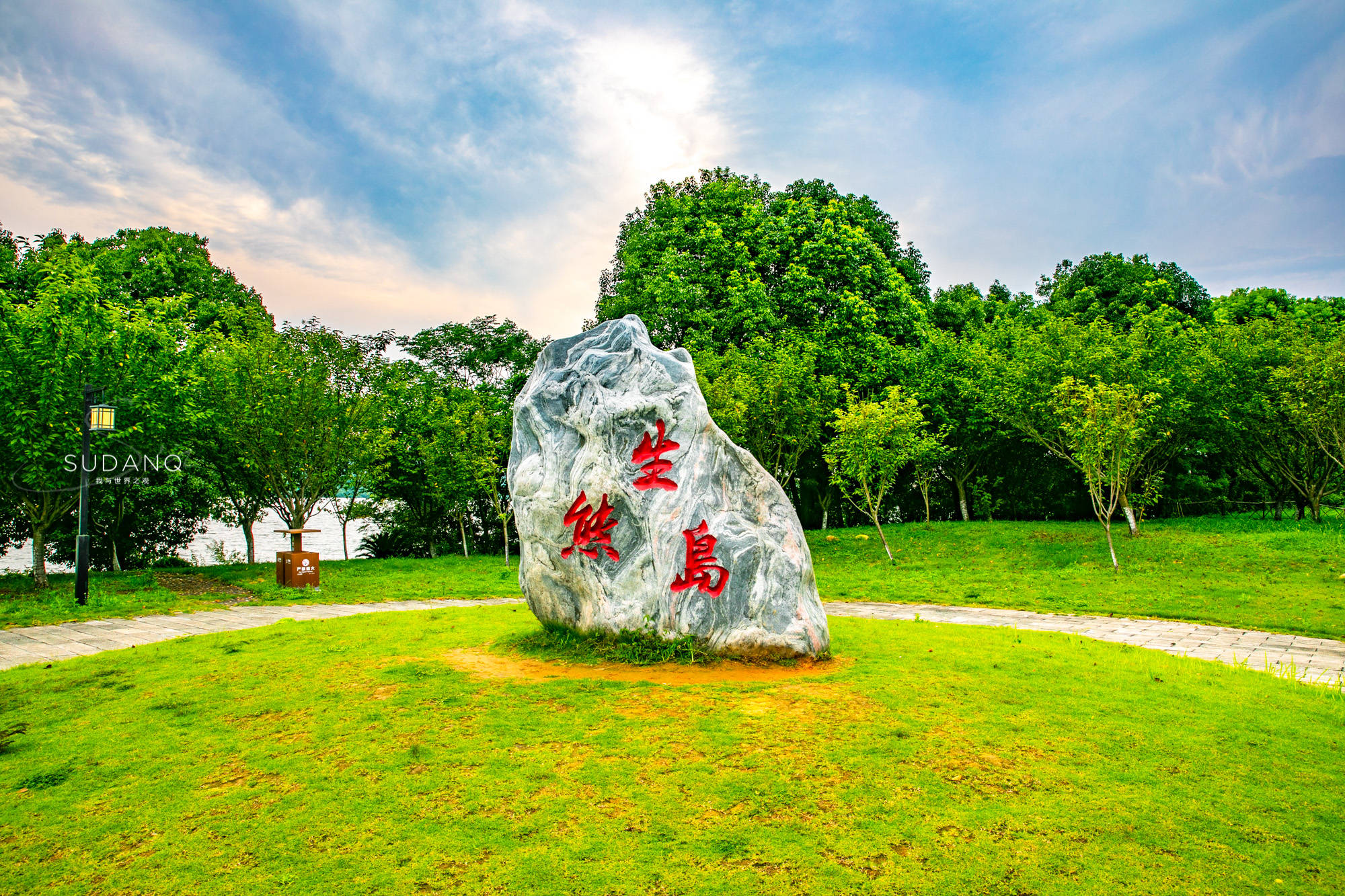 前者是自然風光與人文結合,島上有白雲古渡,白雲閣,新神洞等景觀