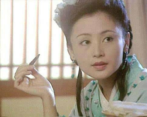 赵薇|女星古装描眉画目，赵薇动作轻柔很美艳，袁姗姗好似脸上作画！