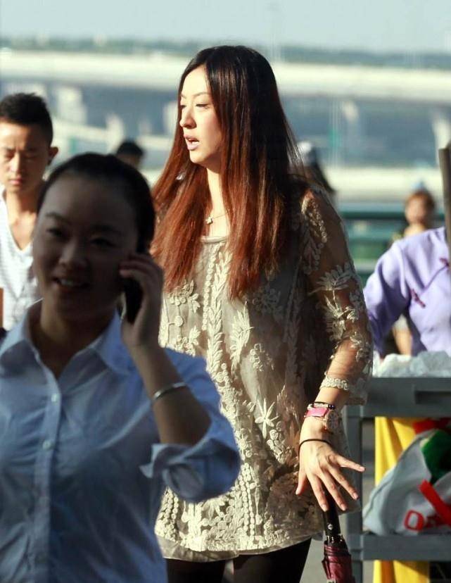 身材|王志文的小8岁妻子真随意，和老公出门穿个人字拖，挺接地气的