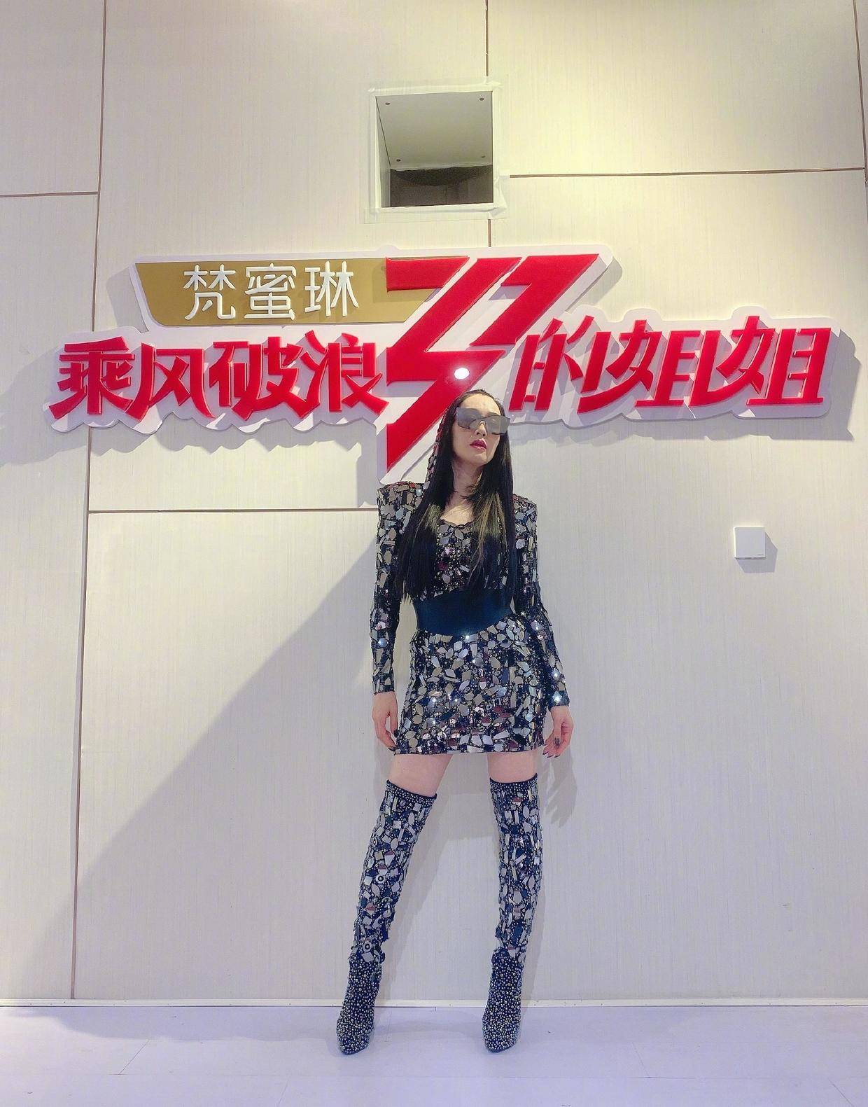 设计|钟丽缇真的“胖”吗？穿印花背心的连衣裙，比干瘦的女明星要好看
