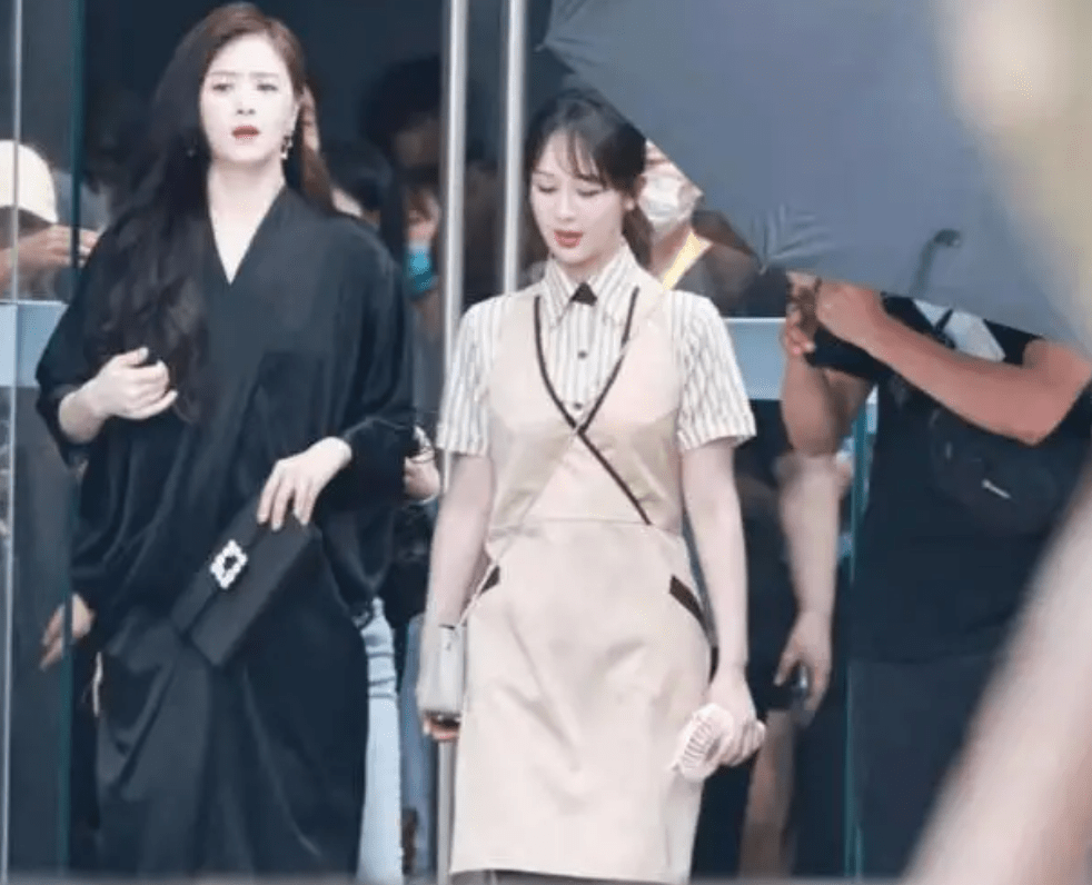 樊胜美|杨紫蒋欣同框，杨紫重现邱莹莹造型，梦回《欢乐颂》，太甜了