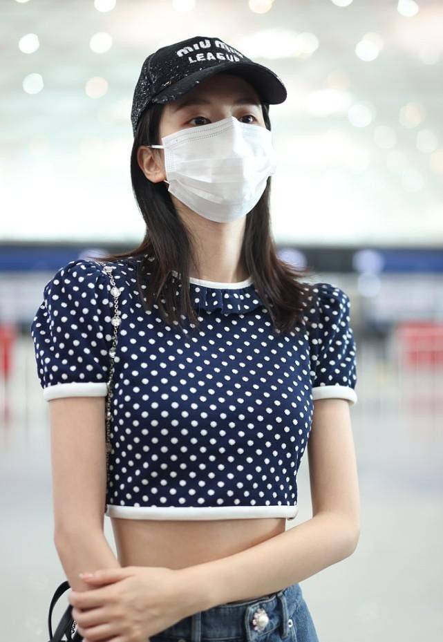 整体|乔欣腰细的有点不真实，“蚂蚁腰”穿超短上衣，牛仔裤松垮靠胯撑