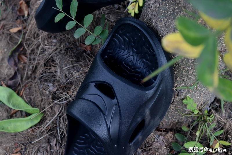 淌水|炎夏跑者，释放脚压！咕咚运动舒缓拖鞋体验