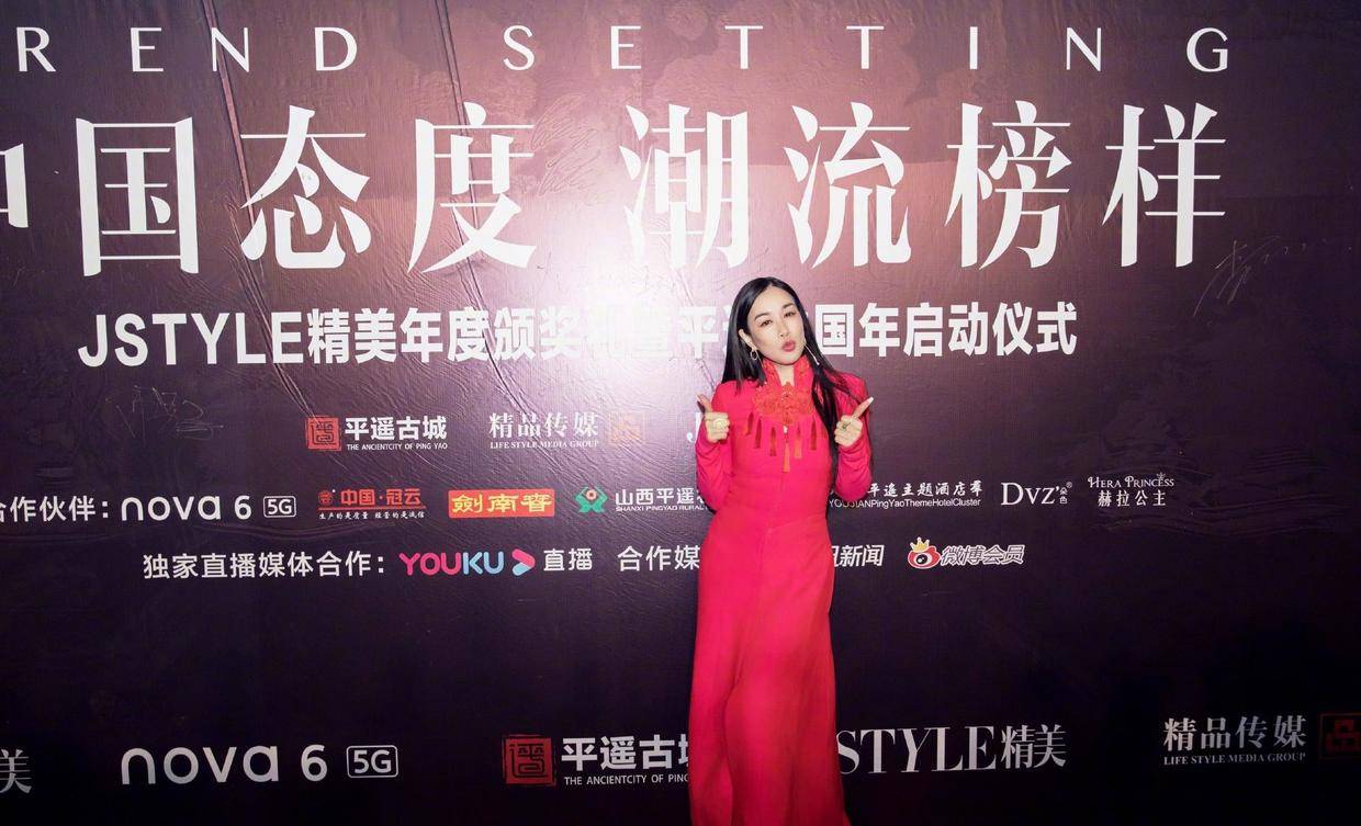 设计|钟丽缇真的“胖”吗？穿印花背心的连衣裙，比干瘦的女明星要好看