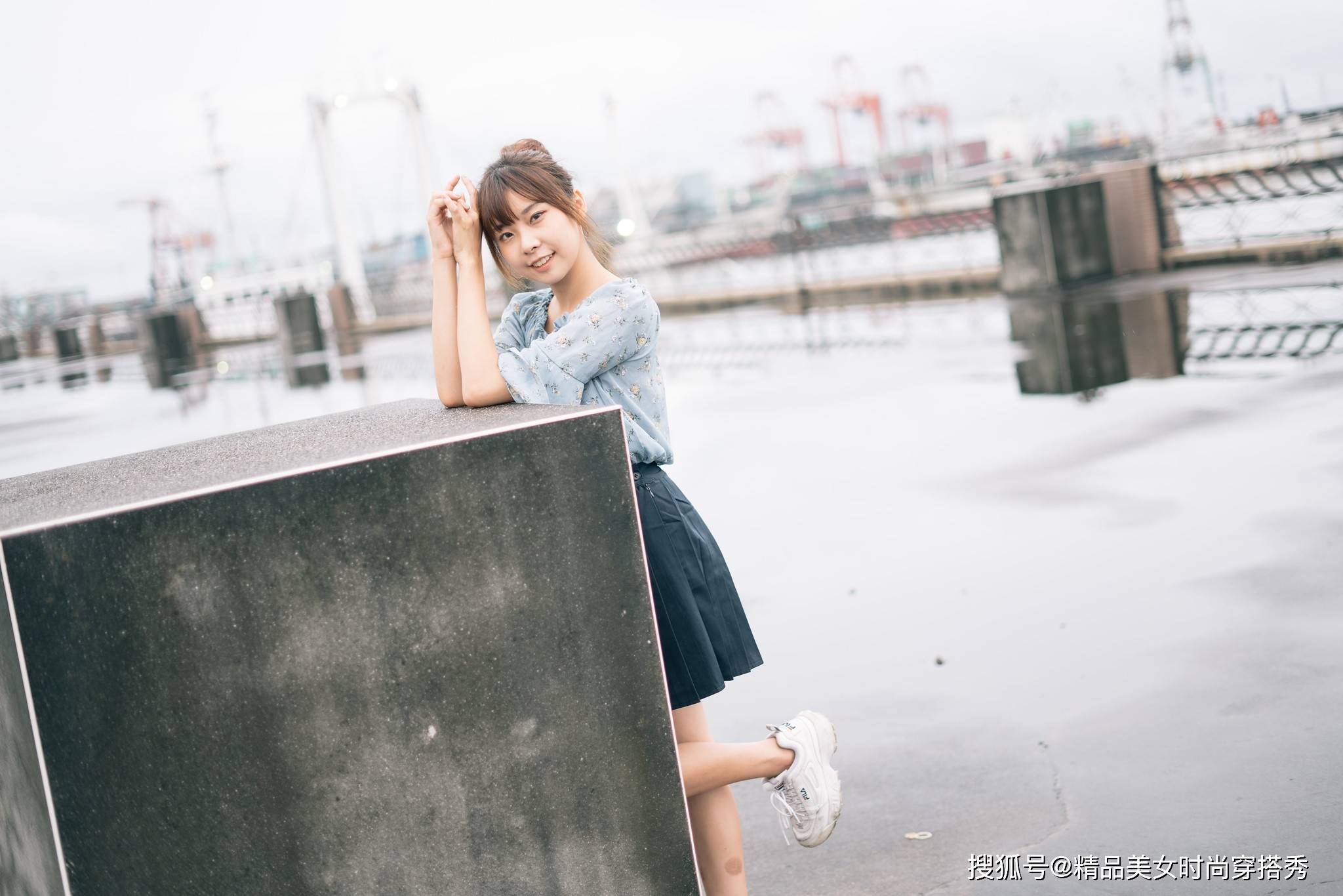 短裙|小碎花搭配百褶短裙，让你轻松拥有大长腿，整体的造型简约大气