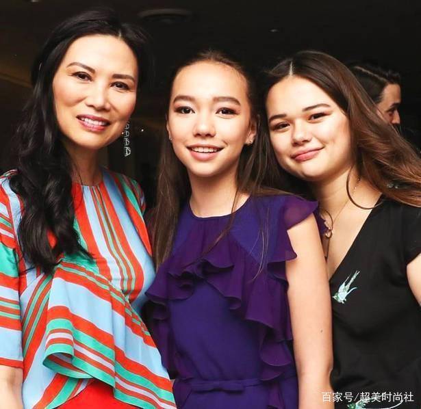克洛伊|邓文迪大女儿发胖不自控，从小混迹名媛圈，和众明星合照站C位