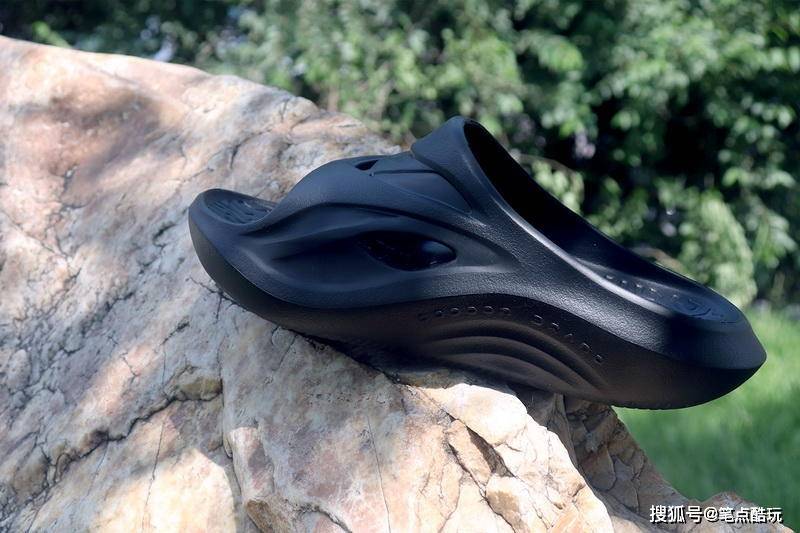 淌水|炎夏跑者，释放脚压！咕咚运动舒缓拖鞋体验