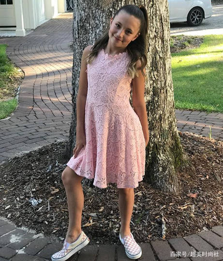 带着|比伯晒妹妹合照被指是贝小七？穿卫衣在超市跳舞，颜值超高星范足