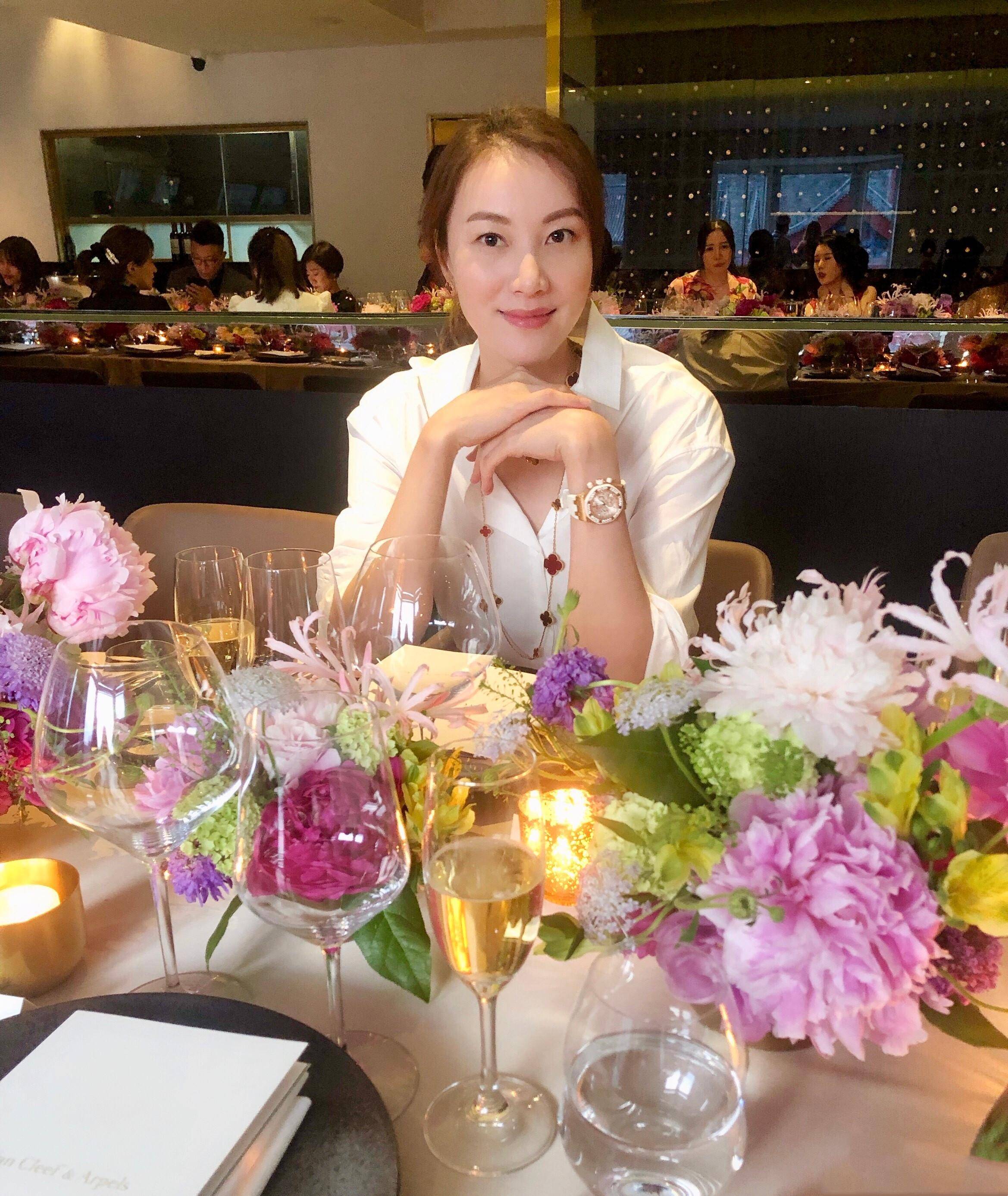 事业|谢杏芳分享旅游日常,穿花纹短裤秀大长腿,5岁儿子模样像林丹