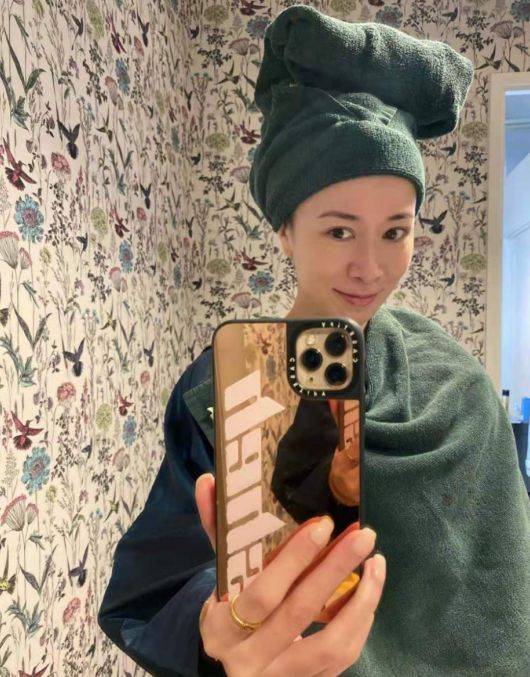 眼睛|佘诗曼在家亲自动手美发，瞪大眼睛比耶搞怪自拍，笑容开心似小孩