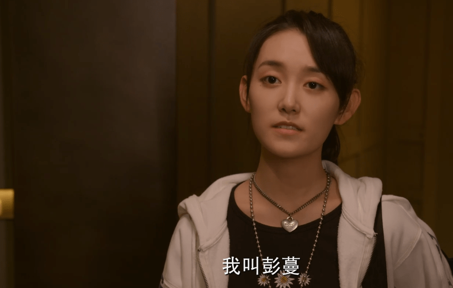而最新出现的蒋依依饰演的是"彭湃"的女儿,也就是女二号"戴小雨"的"