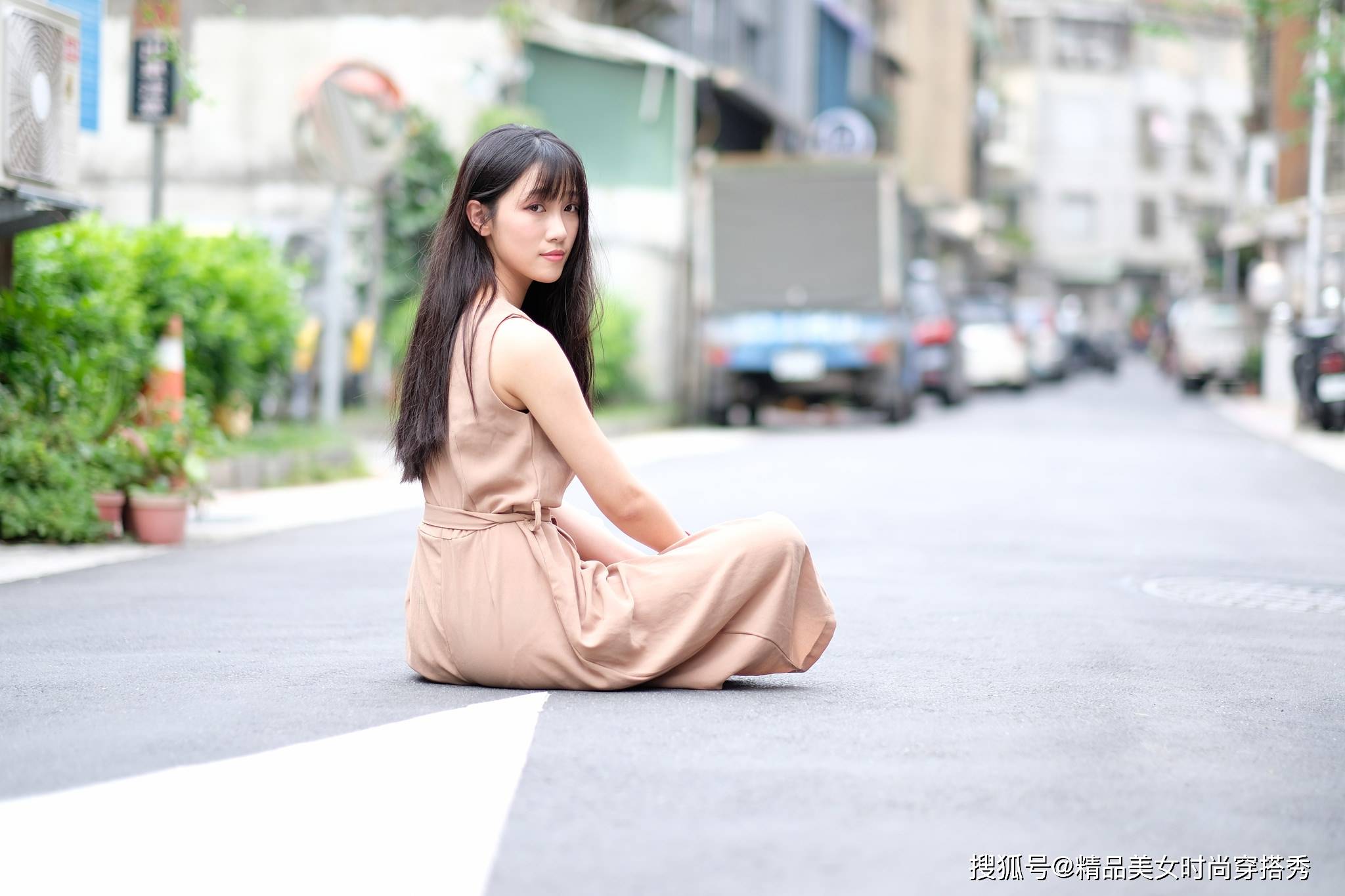 设计|棕色连体裤设计时尚，风格百变，搭配一双小白鞋简约又帅气