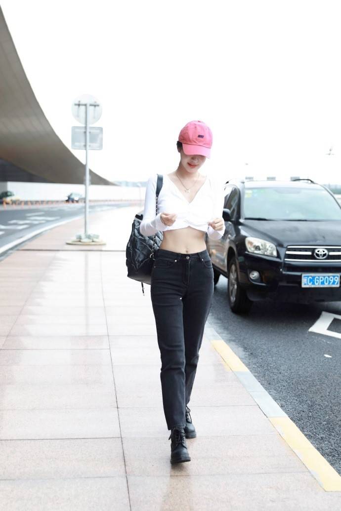 下半身|李菲儿的长腿真不是盖的，硬把上衣塞裤腰，穿平底鞋也显比例好