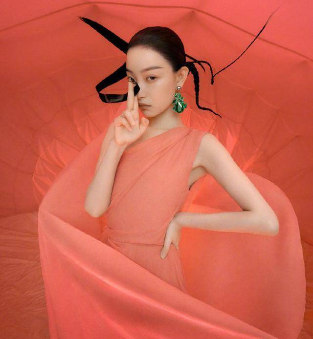 网友|倪妮杂志照造型迷惑，发型飞扬似昆虫，网友：是我不懂时尚