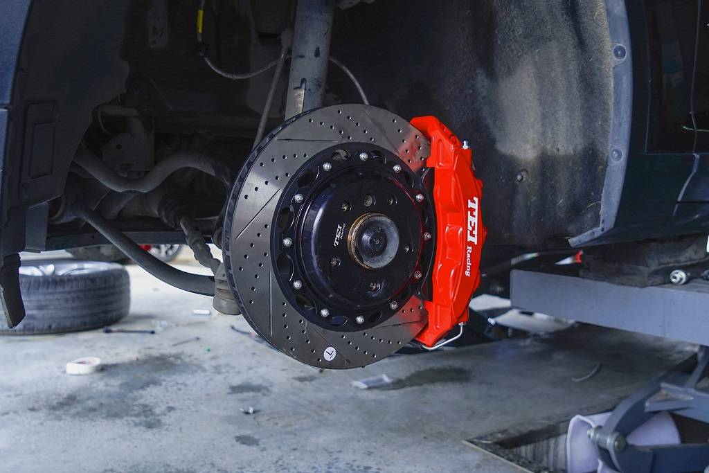 tei刹车性价比怎么样宝马x3装前轮6活塞刹车卡钳奔驰c200装tei大6活塞