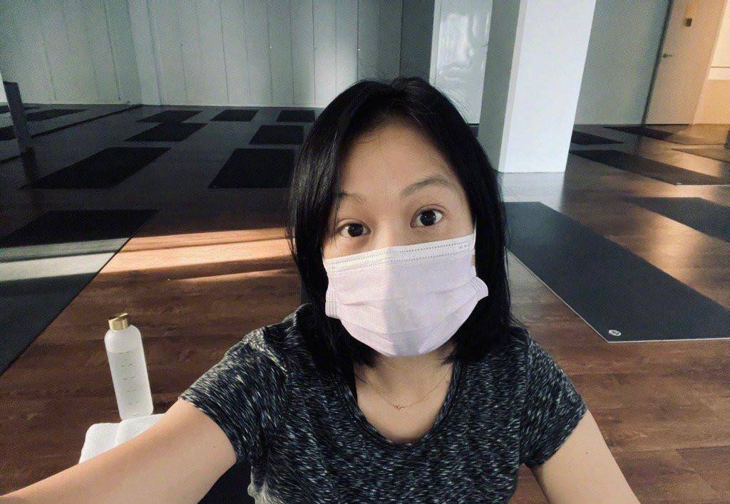 刘若英|刘若英高调为河南加油打call,穿T恤唱歌助威,素颜婴儿肌没毛孔