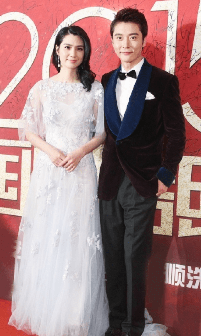 小姑娘|洪欣半百的年纪不服老，穿薄纱仙女裙像小姑娘，一点儿不输00后