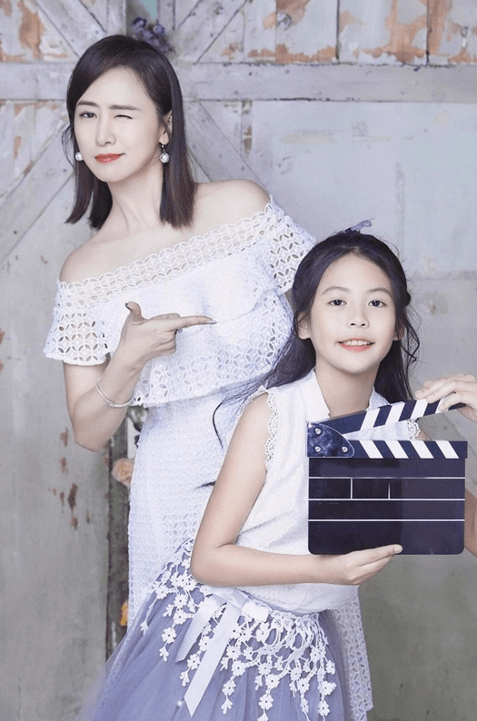 翁虹|翁虹女儿发育真好，穿POLO衫配百褶裙，13岁身高都快赶上妈妈了