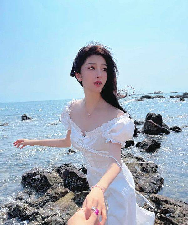 魅力|都美竹穿碎花裙又纯又欲，吴亦凡都抵挡不了啊！