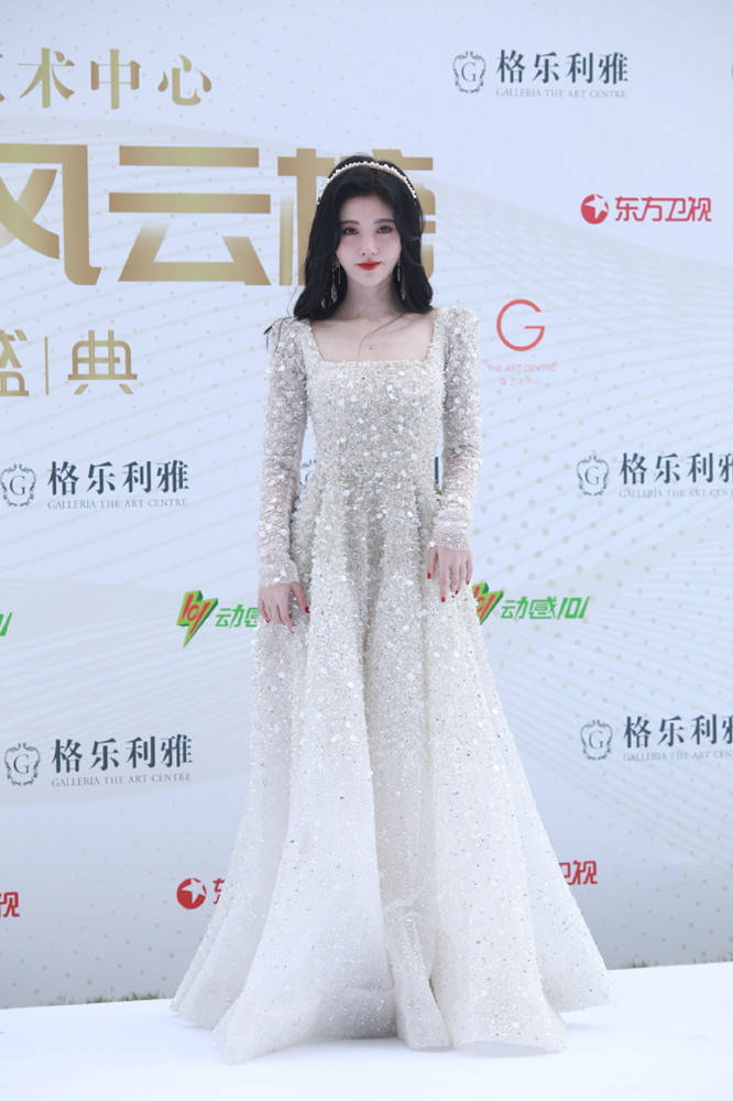 脖颈|鞠婧祎太刻意了,穿方领裙走红毯腰线提得老高,为显高真挺拼的