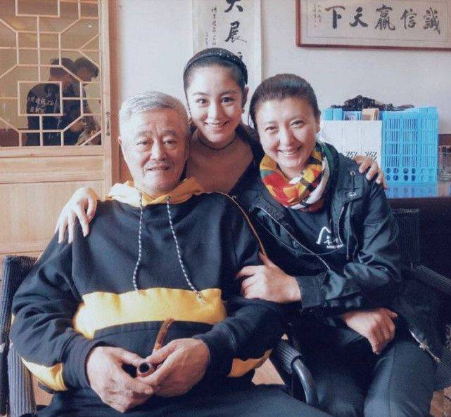 黑色|乡爱王小蒙商演捞金，穿紧身衣配短裙，肚腩横生胖的太真实了！