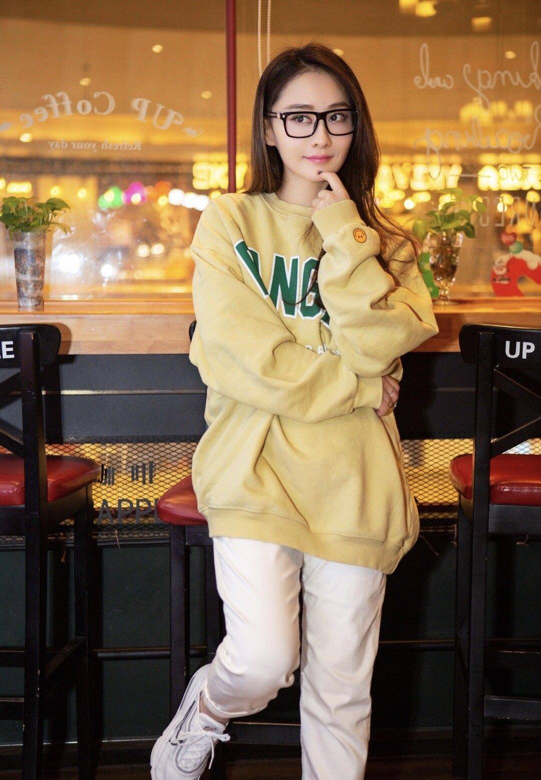 卫衣|陈德容身材和气质绝了！身穿一条粉色公主裙配黑色西服，高贵优雅