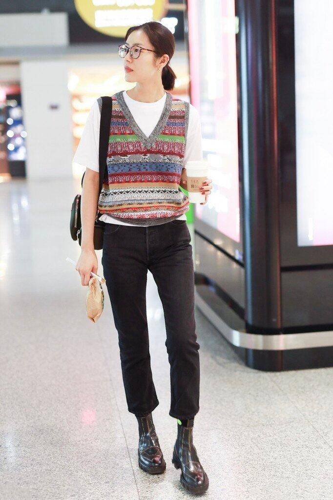 黑色|邹市明老婆身材太“辣”了，两人一身黑牵手出门，凹凸身材太抢镜