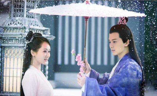 样子|女星古装撑伞造型绝了!赵丽颖风格百变、杨紫清冷,热巴让人心疼!