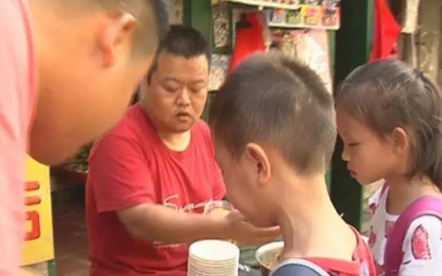 家长|孩子胃里发现一团“脏物”，父母眼中“好”零食，制作环境脏乱差