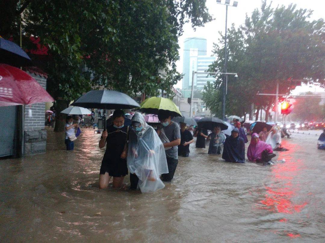 直击河南暴雨 | 暴雨倒灌致12人死亡,郑州地铁何以至此?
