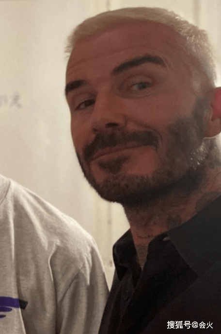 父子|贝克汉姆晒自拍秀发型！一脸大胡子衰老明显，父子头顶五颜六色