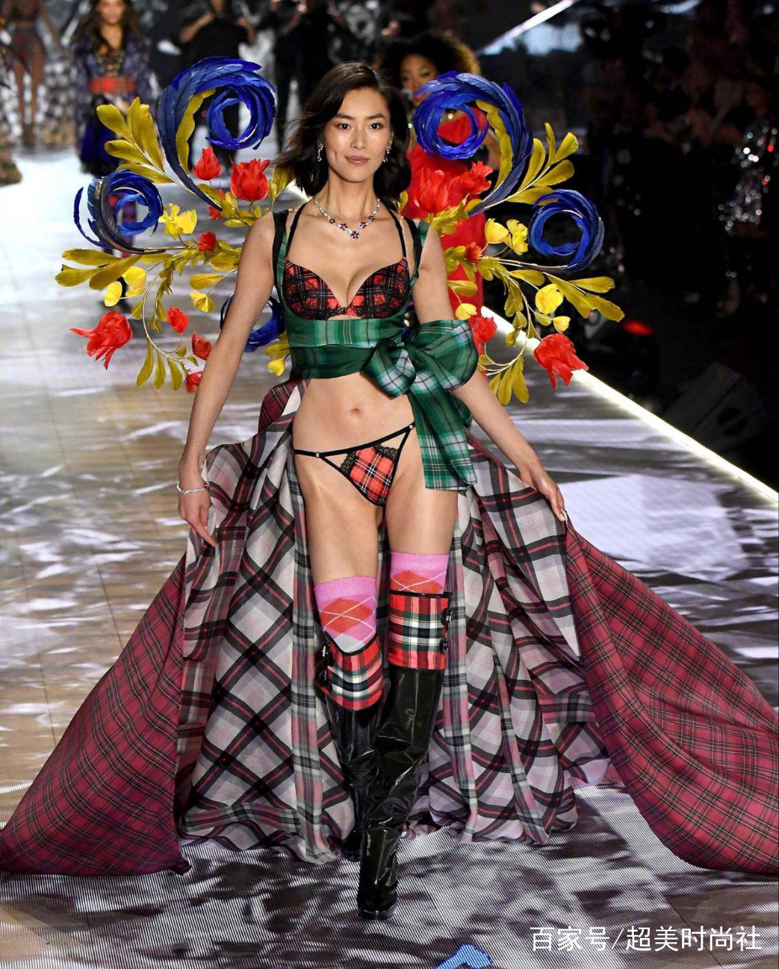 看点|黑色“个性袋”翅膀？如果没有她们，2018维密大秀可能没什么看头