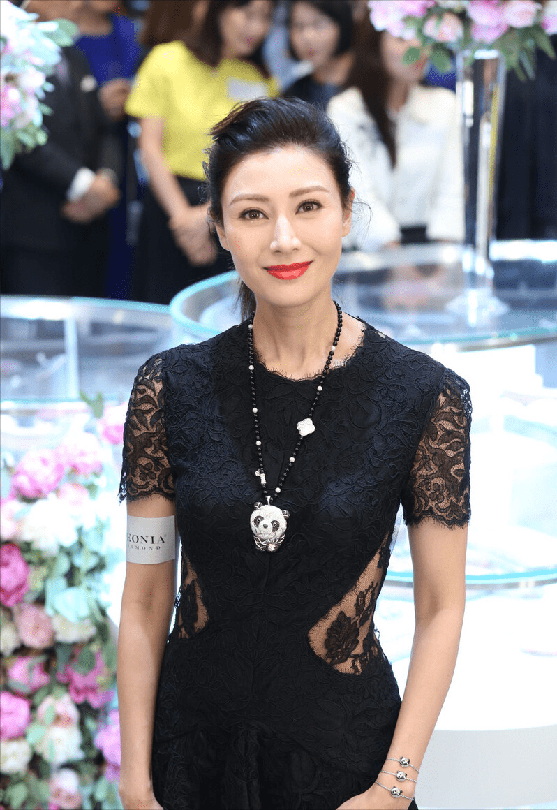 老公|李嘉欣携老公现身黎明演唱会，穿情侣装秀恩爱，男方绿腰带太扎眼