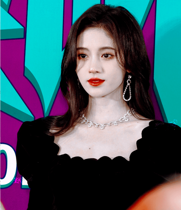 鞠婧祎|鞠婧祎硬凹豪门公主风,但她真的hold不住啊!