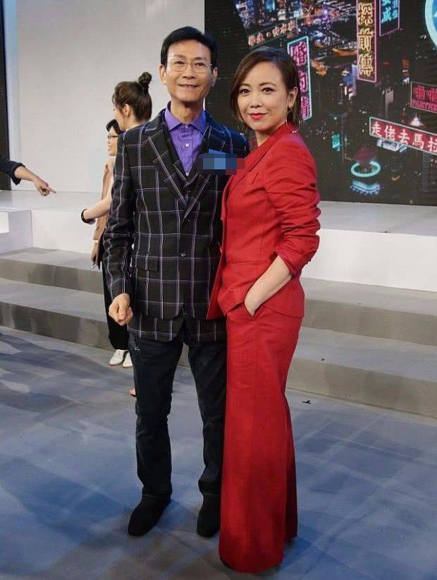 黑色|邓萃雯化浓妆也难掩皱纹，但起码是纯天然的，真实不假老的自然！